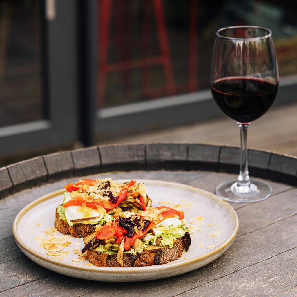 Bruschetta et vin servis en terrasse – image représentative des établissements culinaires ardéchois.