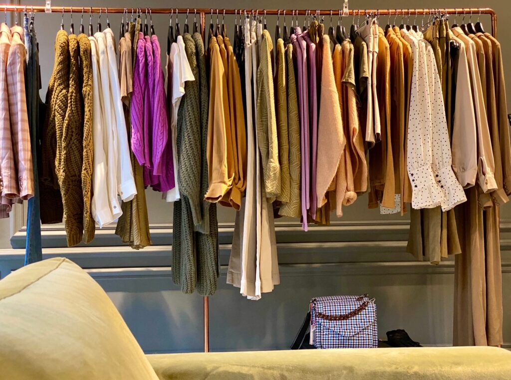 Visuel représentant l’intérieur d’un commerce de mode en Ardèche – mise en avant de l’offre locale en prêt-à-porter.