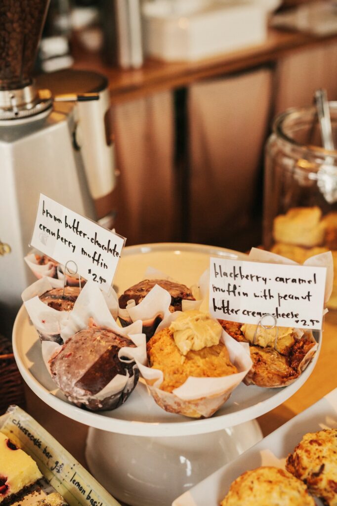 Photo sélectionnée par notre agence de communication pour illustrer le savoir-faire des entreprises locales à Tournon sur Rhône : des plats fraîchement préparés sur le comptoir d’un café indépendant.