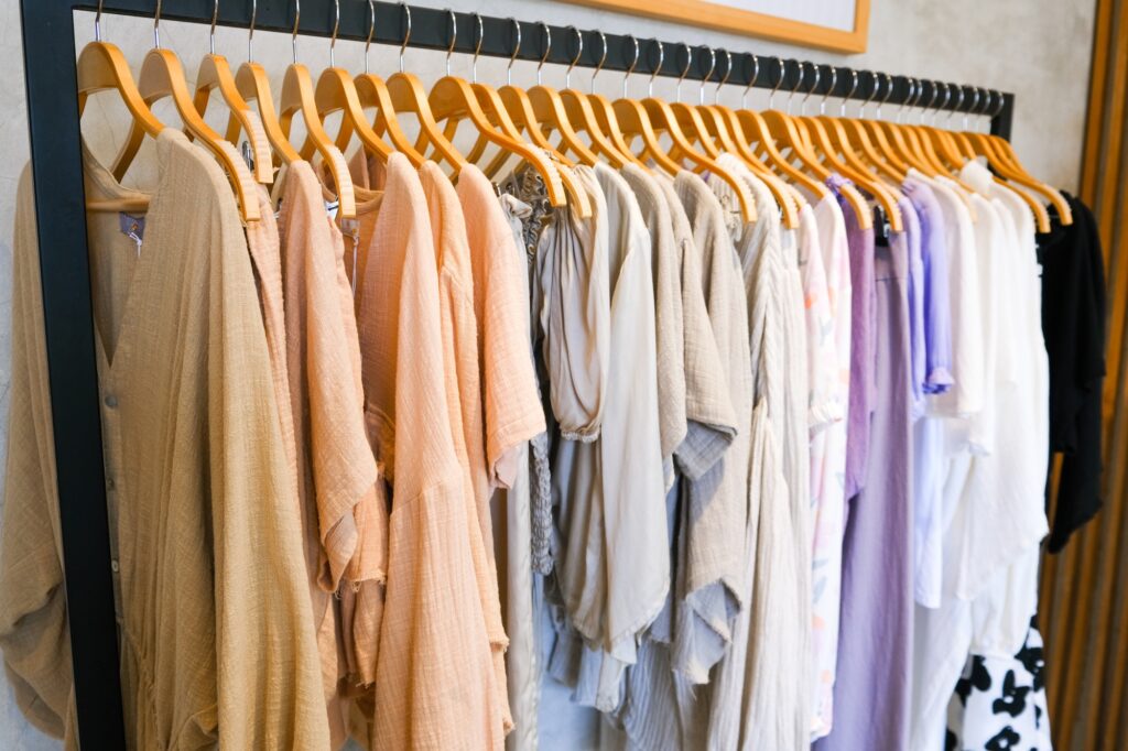 Visuel représentant l’intérieur d’un commerce de mode en Ardèche – mise en avant de l’offre locale en prêt-à-porter.
