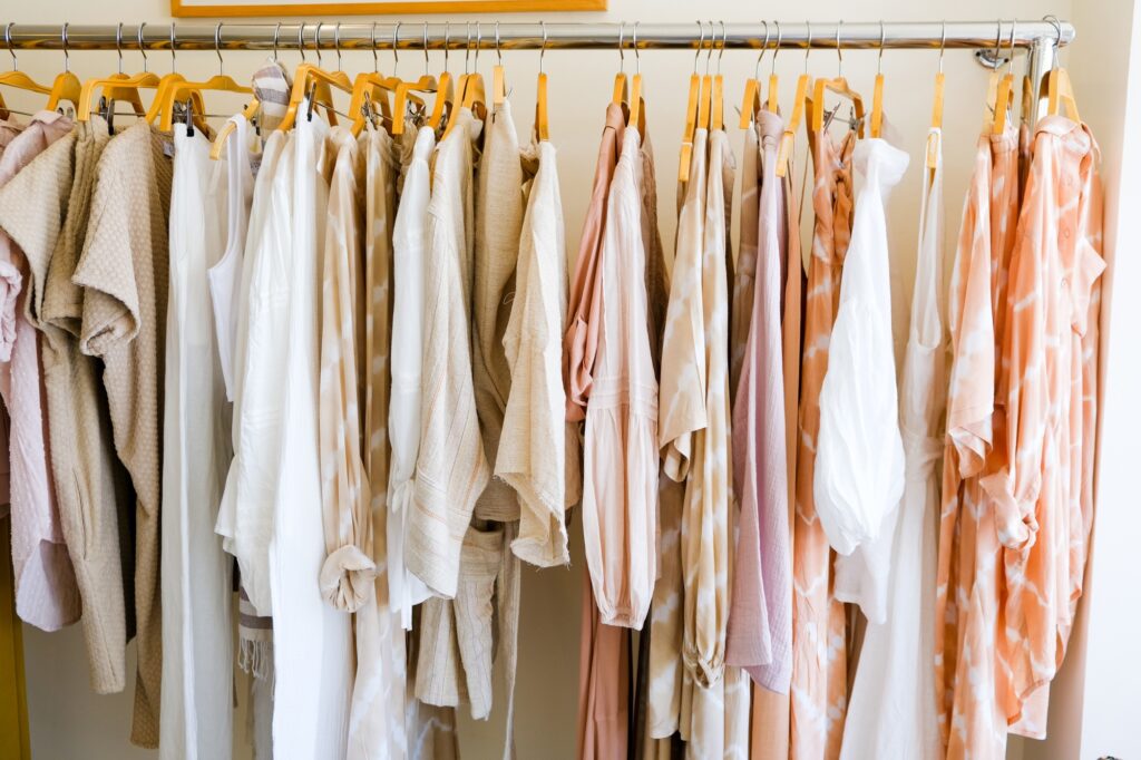 Collection estivale pastel – image illustrant la communication d’une boutique de vêtements éco-responsables en Ardèche.