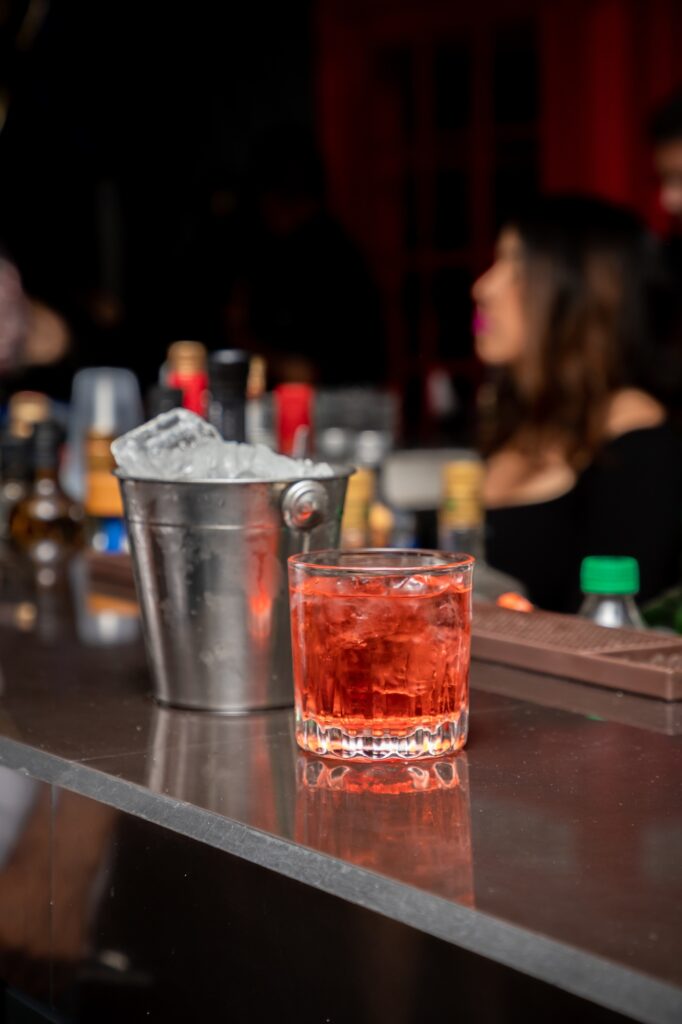 Visuel choisi pour représenter l’ambiance soignée des bars indépendants Ardéchois.